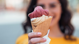 През лятото сладоледът е сред най предпочитаните десерти На клечка във