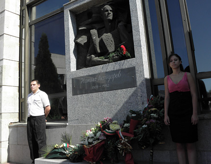 Властта не почете паметта на Вапцаров
