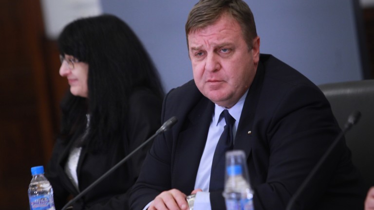 Каракачанов потвърди, че няма отговорен служител от МО за истерията в Сливен