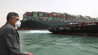 Властите управляващи Суецкия канал в Египет заявиха в неделя че