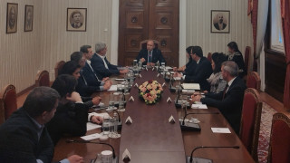 Президентът Румен Радев отрече да узурпира властта и да продължава