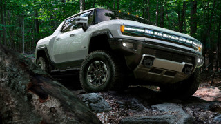 На търг на аукционната къща Barrett Jackson бе продадена първата