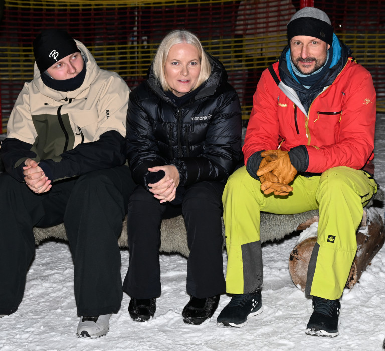 Свере Магнус (вляво) с родителите си през януари 2025 година