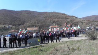 За трети път жители на село Варвара блокират главния път