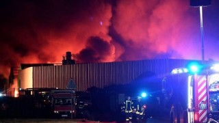 Огромен пожар е избухнал в складове в близост до електроцентрала