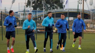 Пореден ляв бек който ще бъде пробван трябва да пристигне