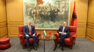 България последователно подкрепя присъединяването на Албания към ЕС и заема