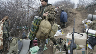Луганските сепаратисти започнаха да изтеглят артилерията от фронта