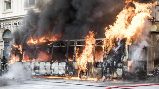 Пътнически автобус се запали и избухна в центъра на Рим