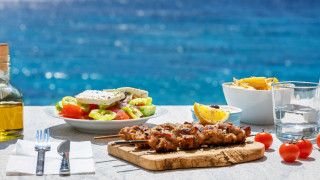 Лято е и всичко ни мирише на море дори офисът