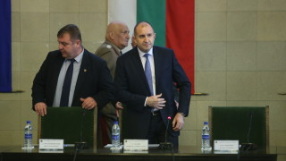 Радев настоява властта да говори за България след чакалнята на Еврозоната