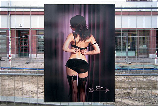 Бавен стриптийз рекламира марка бельо (галерия)