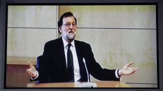 Испанският премиер Мариано Рахой отрича да е запознат с незаконна