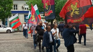 Привърженици на ВМРО начело с двама от съпредседателите на партията