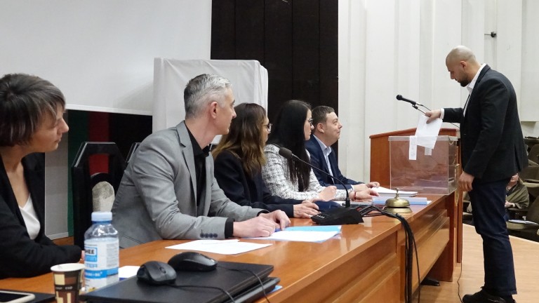 Общинските съветници във Варна вчера подкрепиха с 43 гласа процедурата