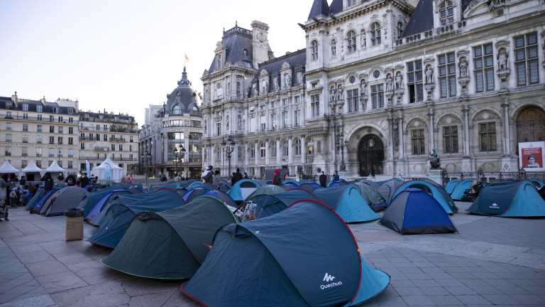 Френската полиция прочисти голям мигрантски лагер северно от Париж, изгонвайки