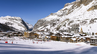 Трима скиори загинаха след като бяха отнесени от лавина край луксозния