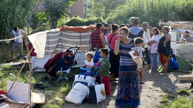 Биха двама полицаи, търсили отвлечена за булка в ромска махала