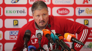 Треньорът на ЦСКА Любослав Пенев говори пред медиите след полученото