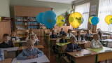  Училищата в Украйна отвориха порти за първия образователен ден макар войната 