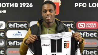 Локомотив Пловдив официално привлече централния защитник Акинсола Акиниеми Договорът на бранителя