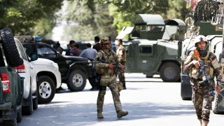 Загинал и ранени при атаката на летището в Кабул 