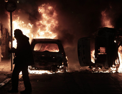 Гръцки анархисти превърнаха центъра на Атина в бойно поле при протест