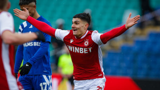 Водачът в белгийския шампионат Генк следи полузащитника на ЦСКА Петко