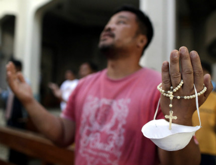 Филипинците се стекоха към разрушените и наводнени църкви за служби