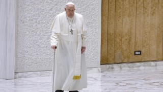 Папа Франциск получи травма на дясната си предмишница след падане