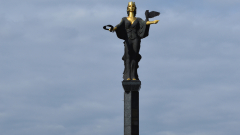 Мъж опита да превърже очите на статуята на Света София