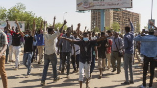 Сълзотворен газ и палки срещу протестиращи в центъра на суданската столица