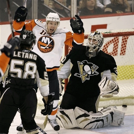 "Пингвините" се предадоха пред "островитяните"