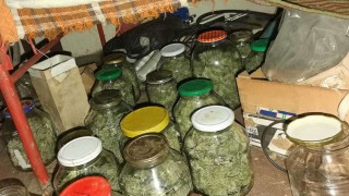 Арестуваха 27-годишен - затворил си буркани с марихуана