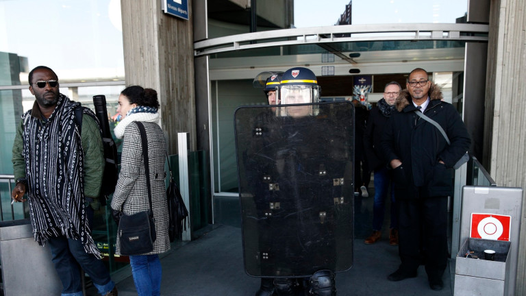 Двама души предизвикаха паника с пистолети играчки на летище Шарл дьо Гол