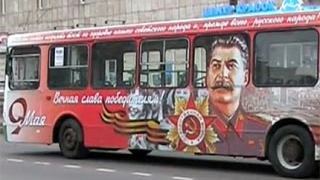 Автобус с лика на Сталин обикаля Санкт Петербург 
