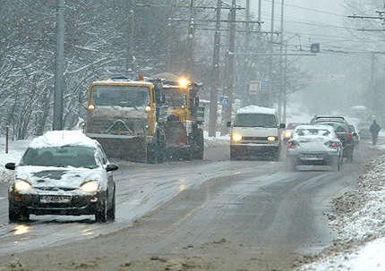 Сняг и непочистени улици в София