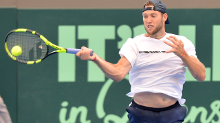 Джак Сок се промъкна през задната врата за да участва