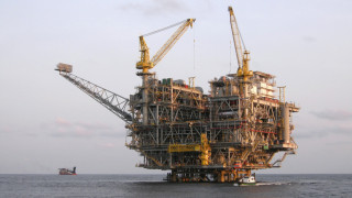 Седемнадесет души пострадаха при пожар на дълбоководната нефтена платформа Benguela