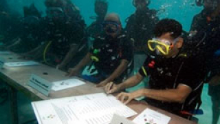 Кабинетът на Малдивите заседава под вода 