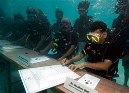 Кабинетът на Малдивите заседава под вода 