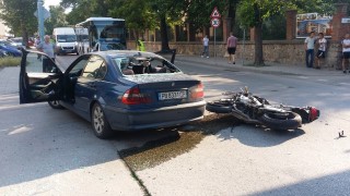 Кола блъсна моторист в пловдивския квартал "Кючук Париж"
