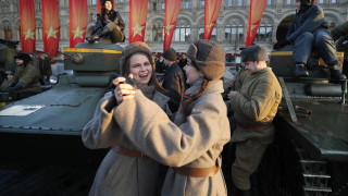Руският показва танкове от съвестко време в 77 ия исторически парад