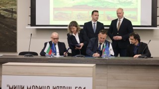 Премиерът в оставка Росен Желязков инспектира извършването на проучвателен сондаж