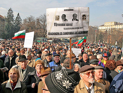 Стотици протестират за по-високи пенсии 