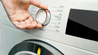 Когато ни се налага да изперем дрехите бързо е изкушаващо