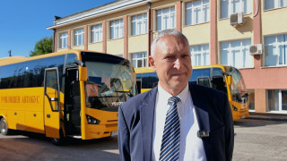 Сериозен проблем с училищните автобуси: Износени гуми, пукнатини по стъклата и още