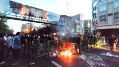 Безредици в Иран, протестиращи подпалиха полицейски участъци