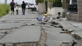 Рухнали сгради и стени при мощно земетресение в Япония