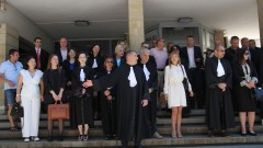 Адвокати на протест пред Съдебната палата в Пловдив